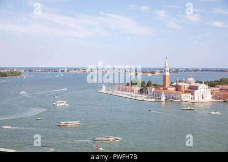 Die Insel von San Giorgio Maggiore (Isola di San Giorgio Maggiore) von der Oberseite der St. Mark's Square Campanile gesehen. Stockfoto