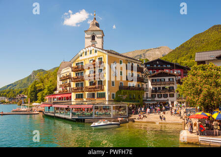 St. Wolfgang, Österreich - 27. Mai 2017: Lakeside sqaure und Restaurants der beliebte österreichische Stadt sind voll von Menschen. Den berühmten Weißen Rössl Stockfoto