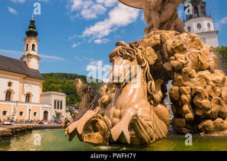 Salzburg, Österreich - Mai 22, 2017: Residenzbrunnen Brunnen mit Skulpturen von Pferden am Residenzplatz Platz in der Altstadt von Salzburg. Stockfoto