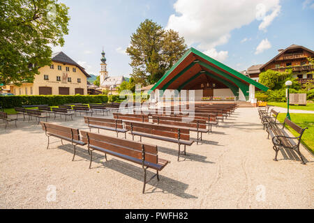 Freilichtbühne mit Reihen von holzbänken in österreichischen Alpendorf St. Gilgen am Wolfgangsee Stockfoto