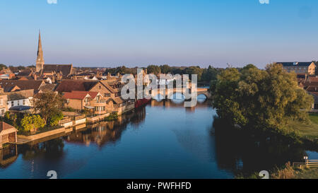 St Ives, Cambridgeshire, mit dem jährlichen Oktober Messe unten gehostet wird der High Street. Stockfoto