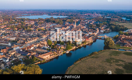 St Ives, Cambridgeshire, mit dem jährlichen Oktober Messe unten gehostet wird der High Street. Stockfoto