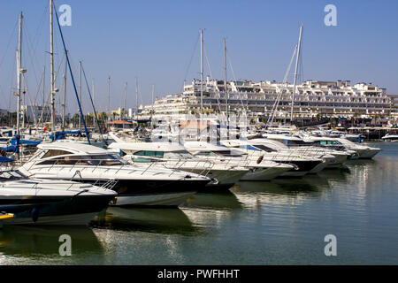 2 Oktober 2018 Luxus Sportboote in der Algarve Resort des Jachthafens von Vilamoura in Portugal. Die Marina ist mit Glasfront, von vielen Apartments mit Meerblick, Stockfoto