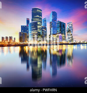 Stadt Moskau, Russland. Moscow International Business Center bei Nacht Stockfoto