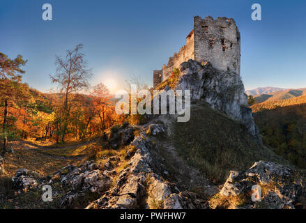 Wunderschöne Slowakei Landschaft im Herbst mit uhrovec Burgruine bei Sonnenuntergang Stockfoto