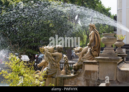 CHELTENHAM, Gloucestershire, England - August 7, 2018: Der Neptunbrunnen außerhalb der kommunalen Büros, auf dem Trevi-Brunnen in Rom. Stockfoto