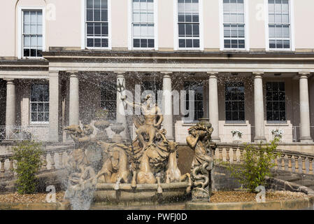 CHELTENHAM, Gloucestershire, England - August 7, 2018: Der Neptunbrunnen außerhalb der kommunalen Büros, auf dem Trevi-Brunnen in Rom. Stockfoto