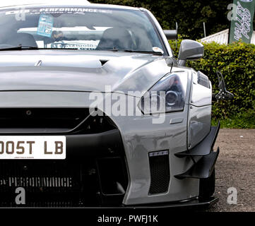 Nissan GTR in Grau low profile Shot isoliert. Stockfoto