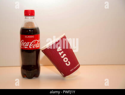 Coca-cola und Costa Schale auf einfachen Hintergrund Stockfoto