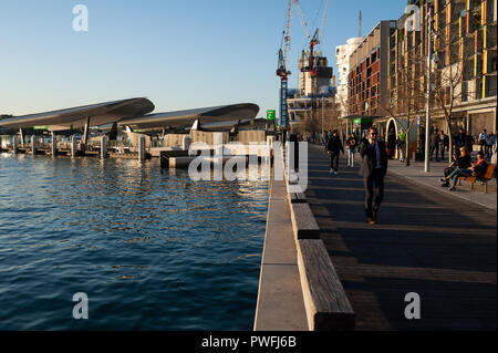 20.09.2018, Sydney, New South Wales, Australien - Leute Spaziergang entlang der Fußgängerzone auf Wulugul Spaziergang in Barangaroo Süden. Stockfoto