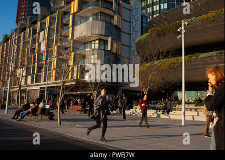 20.09.2018, Sydney, New South Wales, Australien - Leute Spaziergang entlang der Fußgängerzone auf Wulugul Spaziergang in Barangaroo Süden. Stockfoto