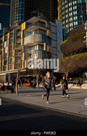 20.09.2018, Sydney, New South Wales, Australien - Leute Spaziergang entlang der Fußgängerzone auf Wulugul Spaziergang in Barangaroo Süden. Stockfoto