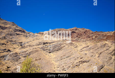 Gran Canaria, Oktober, Landschaften von Tal von Agaete, erodiert mountain Montana de Berbique mit frühen Höhle Komplexe Cuevas de Berbique Stockfoto