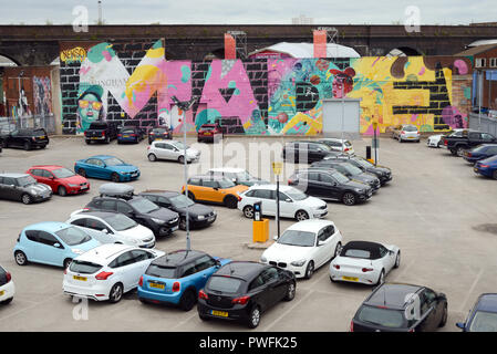 Blick über Parkplatz & bemalte Wand Werbung, Hergestellt in Birmingham, Street Art der Förderung die Stadt Birmingham Digbeth Birmingham England Stockfoto