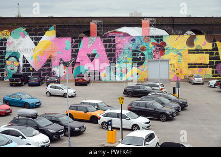 Blick über Parkplatz & bemalte Wand Werbung, Hergestellt in Birmingham, Street Art der Förderung die Stadt Birmingham Digbeth Birmingham England Stockfoto