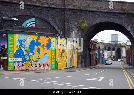 Street Art & Bahn Bögen in den alten industriellen Straßen von digbeth Birmingham England Stockfoto