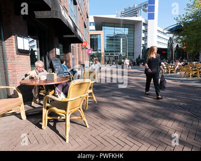 Lelystad, Niederlande, 10. Oktober 2018: Mann raucht auf im Cafe im Zentrum von Lelystad in der niederländischen Provinz Flevoland Stockfoto