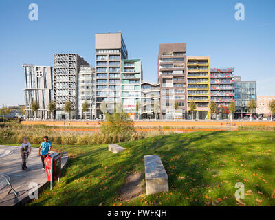 Lelystad, Niederlande, 10. Oktober 2018: Moderne Architektur in der niederländischen Stadt lelystad Hauptstadt von Flevoland in den Niederlanden und Jungen mit Scooter Stockfoto