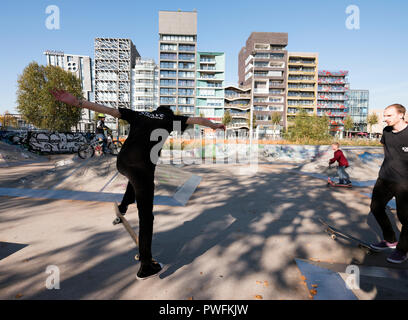 Lelystad, Niederlande, 10. Oktober 2018: Moderne Architektur in der niederländischen Stadt lelystad Hauptstadt von Flevoland in den Niederlanden und Skateboarden Stockfoto