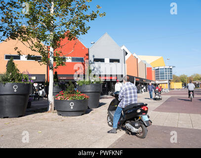 Lelystad, Niederlande, 10. Oktober 2018: Mann sitzt auf dem Motorroller in Einkaufszentrum in flevoland Hauptstadt Lelystad in den Niederlanden Stockfoto