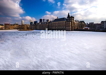 Panoramablick auf das niederländische Parlament Gebäude und seiner gefrorenen Teich Wasser mit Platz für Mitteilungen und Texte Stockfoto