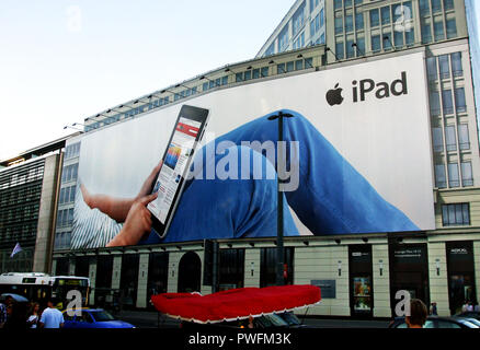 Eine riesige Werbung Plakat zur Ankündigung der Apple iPad in der Hand gehalten, während Sie einen Computer außerhalb ein Bürogebäude in Berlin. Stockfoto