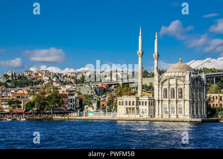 Ortaköy Moschee am Ufer des Bosporus, mit Spiegelungen im Wasser. Stockfoto