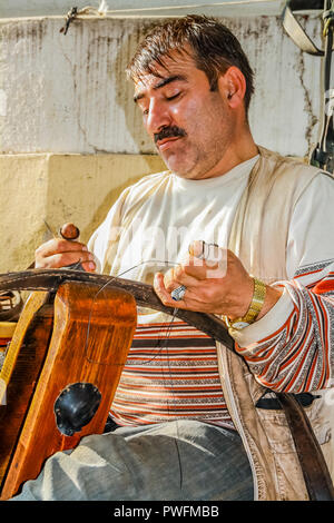 Istanbul, Türkei, 5. November 2010: Der Mann, der Flicken auf einen Zaum Buyukada, einer der Prinzeninseln. Stockfoto