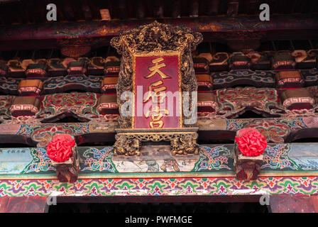 Details von Cijin Insel Mazu Tianhou Tempel mit Namen in Kaohsiung, Taiwan Stockfoto