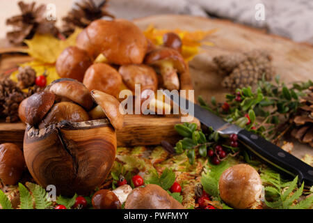 Immer noch Leben der Pilze und Wald Blumen auf Holz- Hintergrund. Im rustikalen Stil. Stockfoto