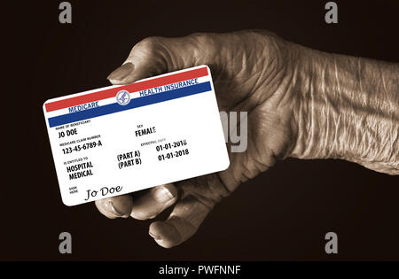 Eine ältere weibliche Hand hält eine mock United Landesregierung Medicare Health Insurance Card. Es ist eine generische Karte. Dies ist ein Foto Illustration. Stockfoto