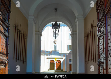 Palermo, Italien, 21. April 2017: Die Eingangstür des Apostolischen Palastes, der Sommerresidenz der Päpste