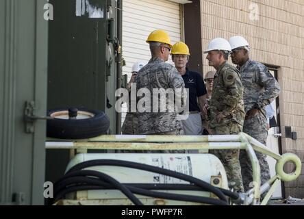 Us Air Force Senior Leadership Umfragen die Folgen des Hurrikans Michael an Tyndall Air Force Base, Fla., Okt. 14, 2018, 14. Oktober 2018. Air Combat Command hat mehrere relief Vermögen mobilisiert, um den Betrieb wiederherzustellen, nachdem der Hurrikan verursachte katastrophale Schäden an der Basis. (U.S. Air Force Foto von A1C Kelly Walker). () Stockfoto