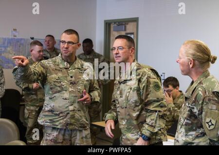 Oberstleutnant Julio Acosta, 53rd Infantry Brigade Combat Team Commander, informiert Gen. Joseph Lengyel, Leiter der National Guard Bureau, des Betriebs am Bay County Emergency Operations Center in Florida Panhandle, Oktober 14, 2018, 14. Oktober 2018 durchgeführt werden. Lengyel wurde in Bay County zu überblicken und die Schäden, die der Hurrikan Michael bewerten. () Stockfoto