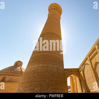 Turm des Todes, oder Kalan Minarett, mit Kalan Moschee nd Madrasa in Buchara, Usbekistan. Stockfoto