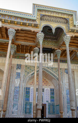 Reich verzierte Fassade an der Bolo Hauz Moschee in Buchara, Usbekistan. Stockfoto