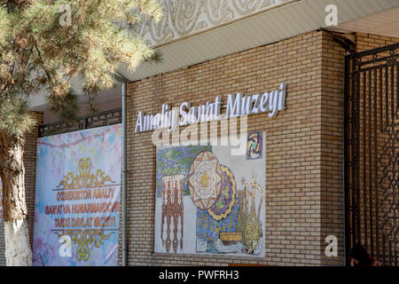 Taschkent, Usbekistan - September 21, 2018: Eingangsschild für Amaliy San'at Museum, oder das Museum für Angewandte Kunst, in Taschkent, Usbekistan. Stockfoto