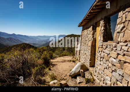 Eine der Refugien in Reserva Ecologica Oasis de la Campana und mit Blick auf die Täler der Hijuelas, Ocoa Region von Valparaiso, Chile. Stockfoto