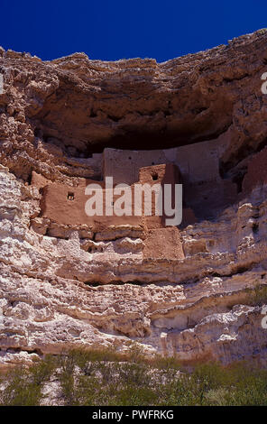 Höhlenwohnungen am Montezuma Castle National Monument, Camp Verde, Arizona, USA Stockfoto