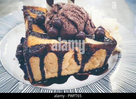 Schokolade Toast mit Eis Stockfoto