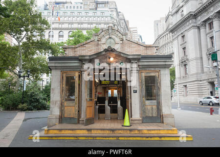 NEW YORK, NEW YORK - 19. August 2018: Eine Außenansicht des Bowling Green U-Bahnstation in Lower Manhattan. Stockfoto