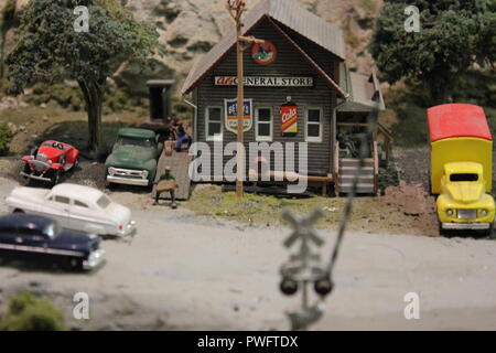 Wirklich fantastisch Modelleisenbahn Design eines alten Zeit Lebensmittelgeschäft in der Clarendon Garfield Field House in Chicago, Illinois. Stockfoto