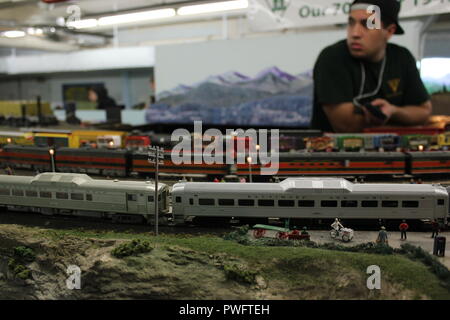 Wirklich fantastisch Modelleisenbahn Design mit einem Zug Bastler mit Blick auf die Ausführung der Züge in der Clarendon Garfield Field House in Chicago, Illinois. Stockfoto