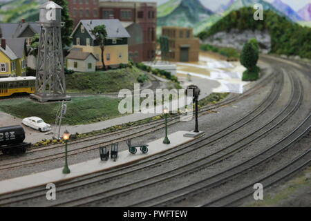 Wirklich fantastisch Modelleisenbahn Design einer Stadt, Wasserturm, und Wohngebiet in der Nähe der Spuren im Clarendon Garfield Field House in Chicago, Illinois. Stockfoto