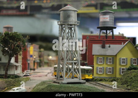 Wirklich fantastisch Modelleisenbahn Design mit einem Wasserturm in einem Wohngebiet in der Clarendon Garfield Field House in Chicago, Illinois. Stockfoto