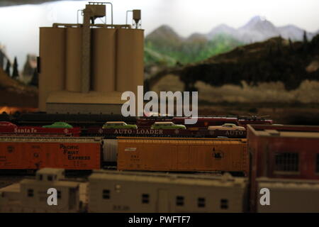 Wirklich fantastisch Modelleisenbahn Design. eines Industriegebiets mit einer Fabrik und Bahn hof im Clarendon Garfield Field House in Chicago, Illinois. Stockfoto