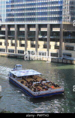 Tour Boot voller Touristen auf den Chicago River. Stockfoto