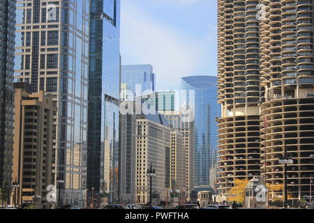 Schöne Aussicht auf die Innenstadt von wolkenkratzern am Riverwalk Canyon in Chicago, Illinois. Stockfoto