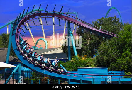 Orlando, Florida. September 09, 2018 Erstaunliches Mako Achterbahn in Seaworld auf wunderschönen Sonnenuntergang Himmel. Stockfoto