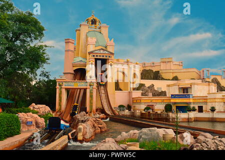 Orlando, Florida. September 09, 2018 Test der Autos in Reise nach Atlantis, Wasser fahrt Anziehung, in Seaworld. Stockfoto